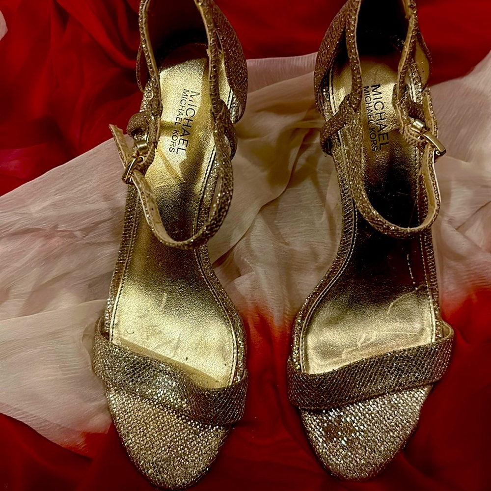 Michael Kors gold evening, shoe one strap across the ankles and a sexy strip.